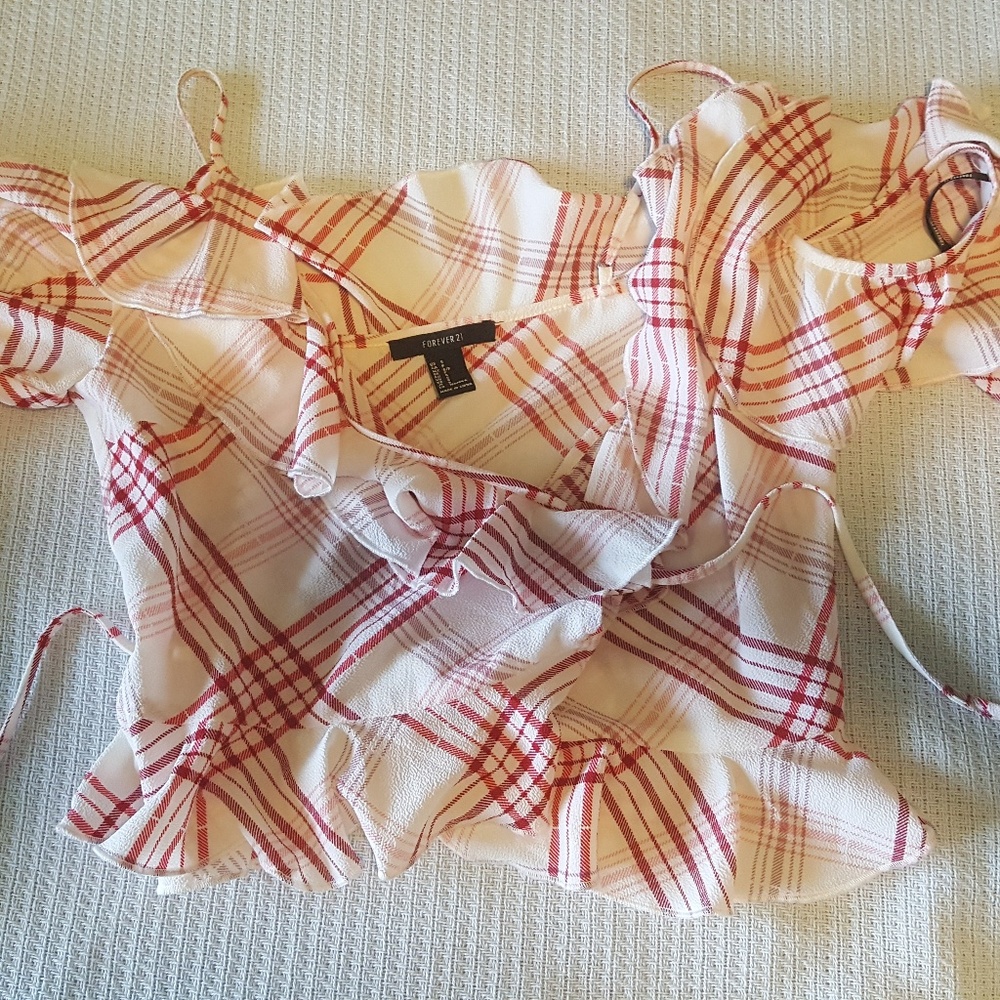 Short top with sleeves